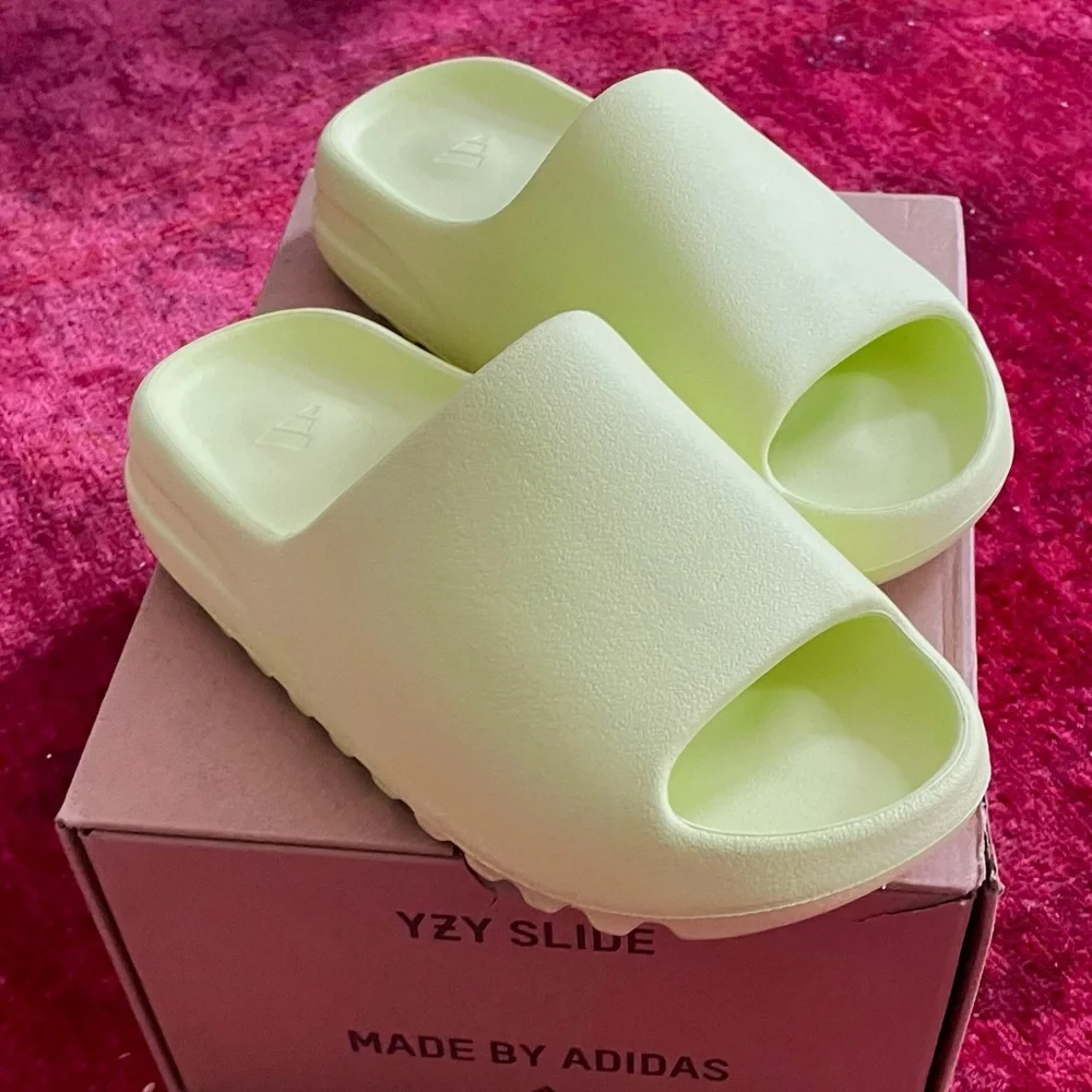 EUC sz 7 adidas YZY Yeezy Slides Glow Green